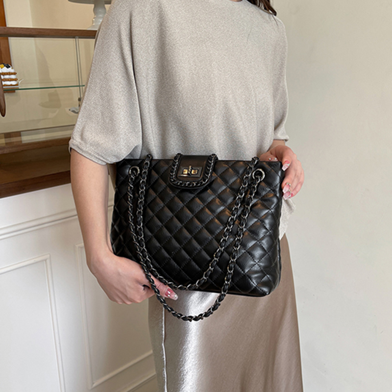 New arrival! Stylish and versatile quilted stitched shoulder crossbody bag, a large-capacity chain tote bag for women