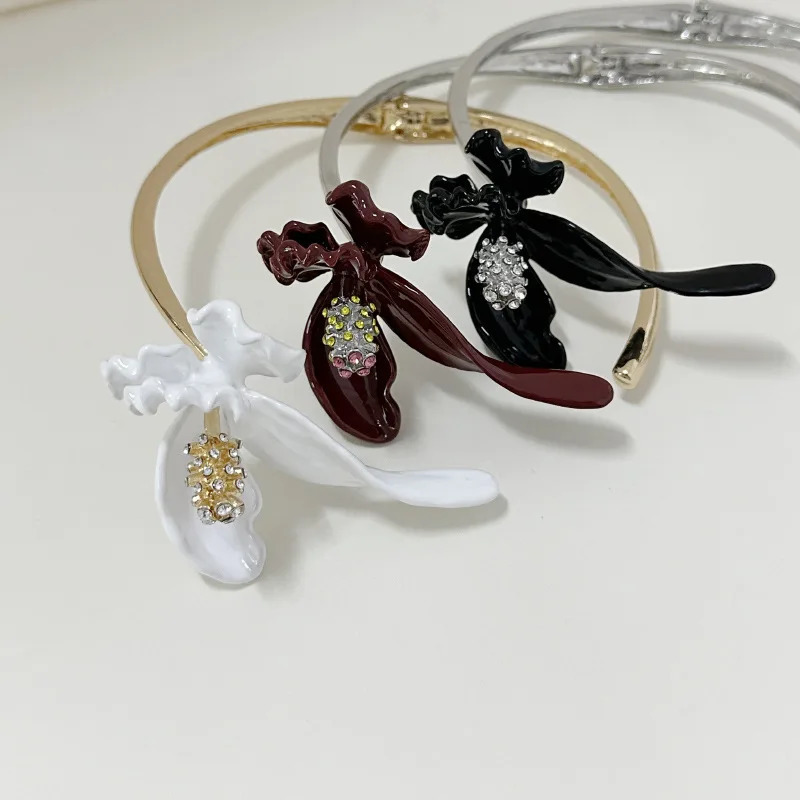 Heavy Industry Retro Metal Enamel Oriole Tail Flower Open Collar Fashionable and High End Choker Clavicle Chain 250716