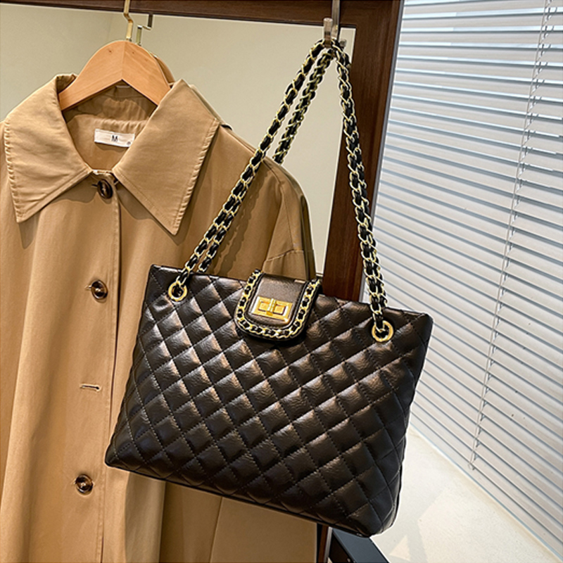 New arrival! Stylish and versatile quilted stitched shoulder crossbody bag, a large-capacity chain tote bag for women