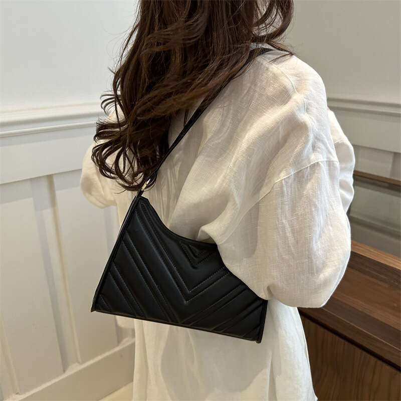 Fashionable and Stylish Women's 2025 New Simple Crescent Casual Trendy Single Shoulder Underarm Small Bag