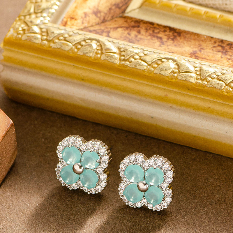 Korean Version Super Fairy Sweet Jelly Color Full Dia Zircon Four-Leaf Clover Suower Earrings for Women Sparkling Versatile Sier Needle Ear Jewelry