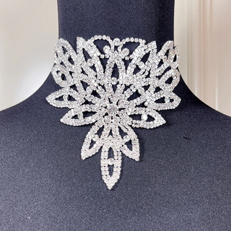Jewelry Rhinestone Flower Choker Necklace for Women Bling Crystal Bib Necklace Statement Jewellery Accessories 250716