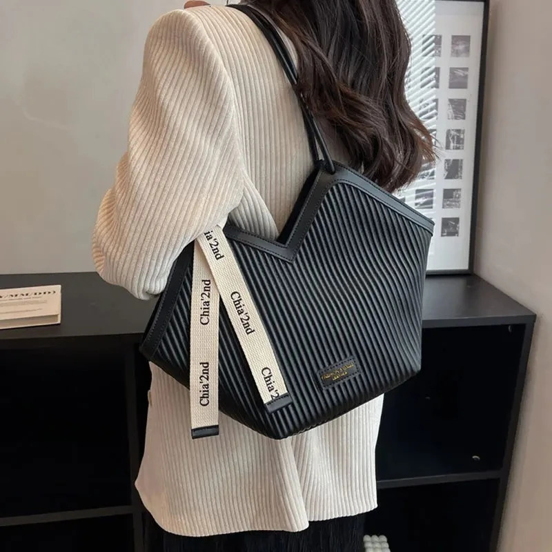 Womens Handbag Shoulder Bag Fashionable Womens Large Capacity Heartshaped Handbag 250717