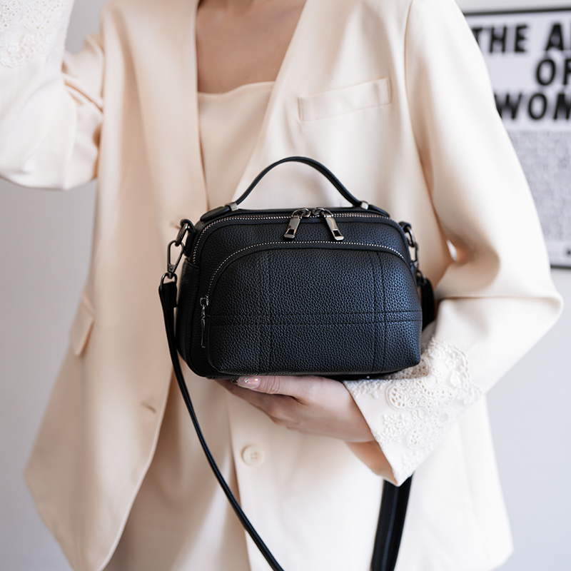 New arrival! A versatile, ultra-popular, stylish, trendy and retro small bag with multiple layers, suitable as a shoulder crossbody phone bag