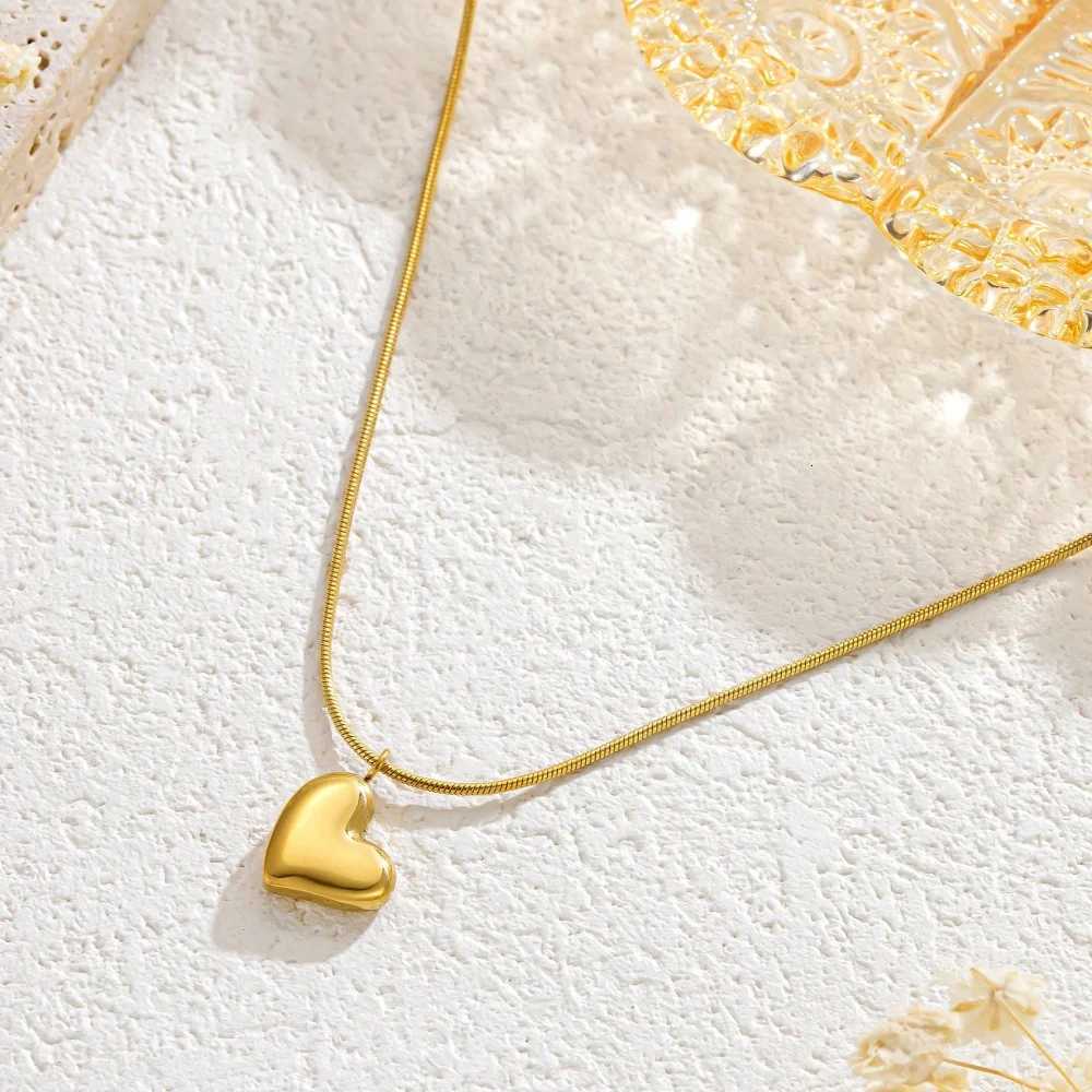 Stainless Steel Love Heart Pendant Snake Chain Necklace For Women Fashion Gold Color Clavicle Chain High Quality Jewelry Gifts XJ250717