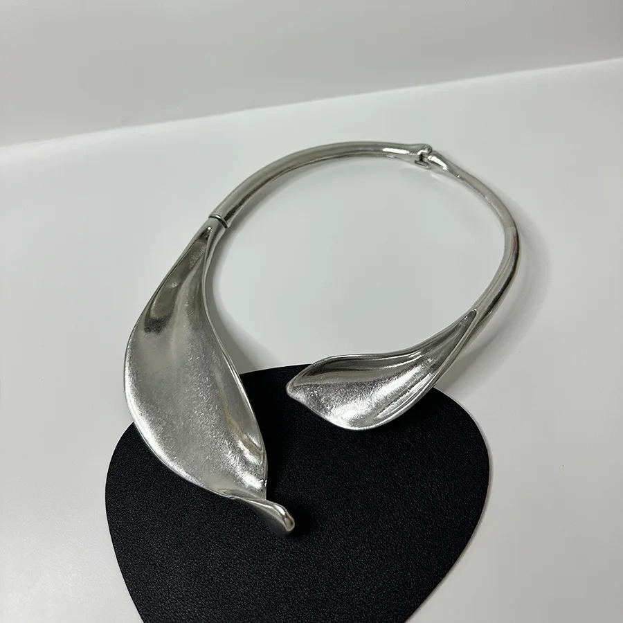 HUANZHI Heavy Exaggerated Metal Leaf Flower Chunky Necklace for Women Girls Metal Choker Fashion Torques Jewelry Gifts 250716