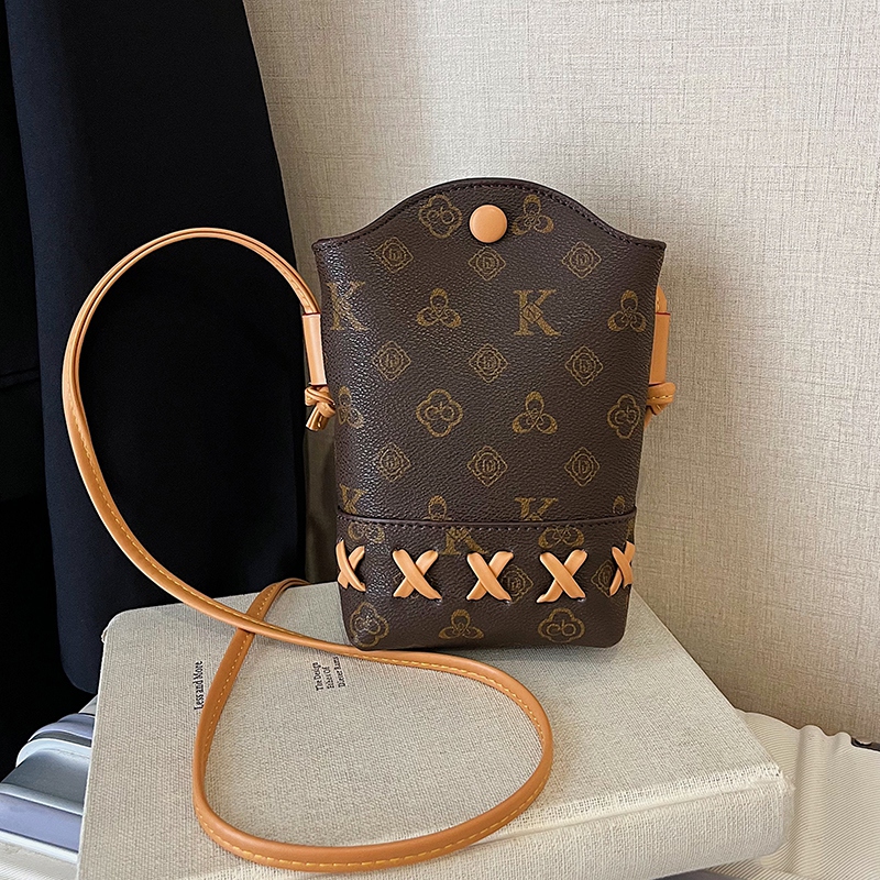 New arrival! Luxury and stylish shoulder crossbody bag, simple and versatile bucket bag, niche large-capacity phone bag for women