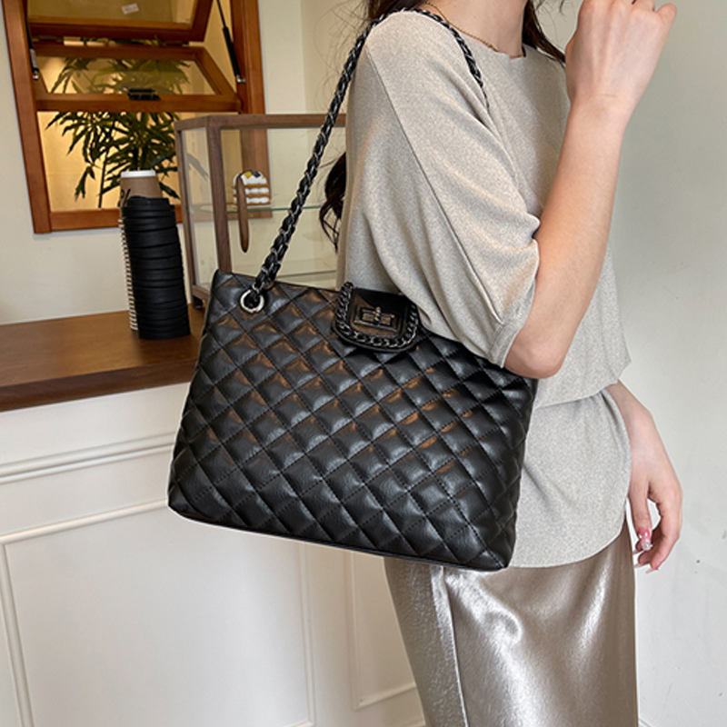 New arrival! Stylish and versatile quilted stitched shoulder crossbody bag, a large-capacity chain tote bag for women