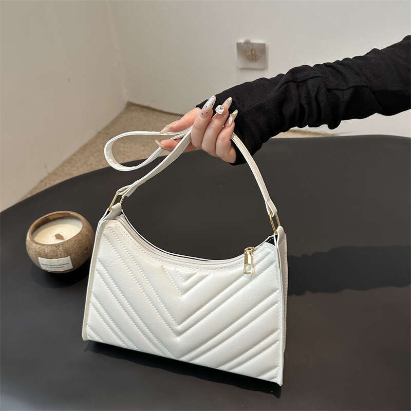 Fashionable and Stylish Women's 2025 New Simple Crescent Casual Trendy Single Shoulder Underarm Small Bag