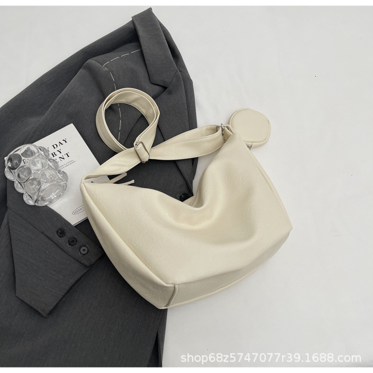 2025 Summer new large capacity women's shoulder bag women's soft leather armpit bag new niche design casual dumpling bag new designer bag
