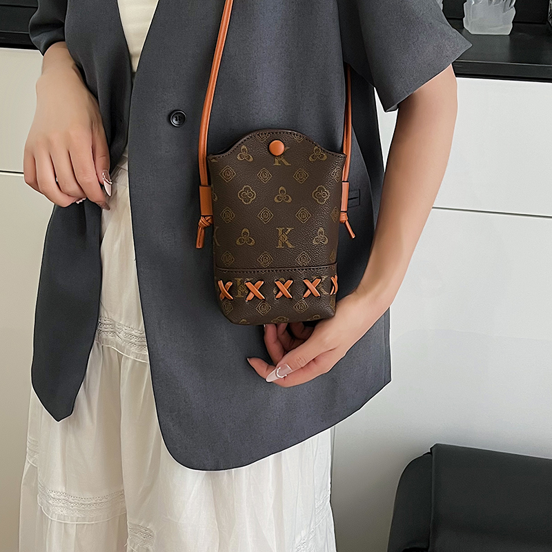 New arrival! Luxury and stylish shoulder crossbody bag, simple and versatile bucket bag, niche large-capacity phone bag for women