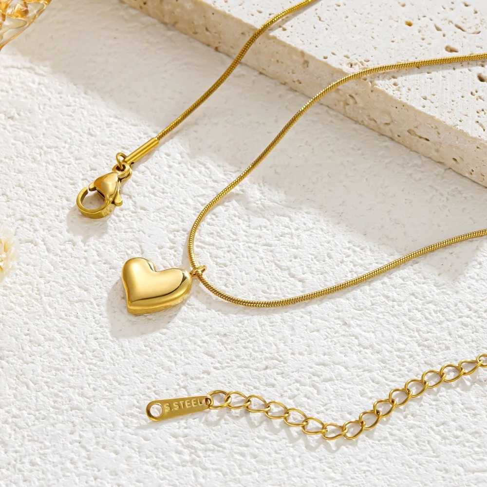 Stainless Steel Love Heart Pendant Snake Chain Necklace For Women Fashion Gold Color Clavicle Chain High Quality Jewelry Gifts XJ250717