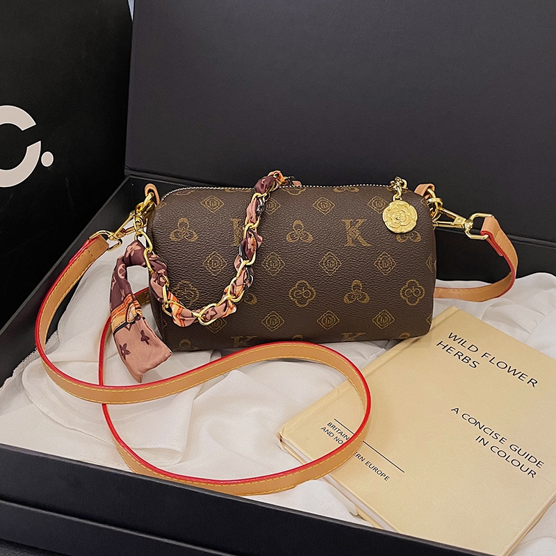 New arrival! Classic and stylish printed shoulder crossbody bag, a commuting chain phone bag, simple and versatile pen holder bag
