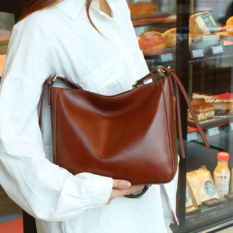 Casual Women's Genuine Leather Handbag 2025 New Style Bucket High-capacity Commuting Crossbody Shoulder Bag Versatile