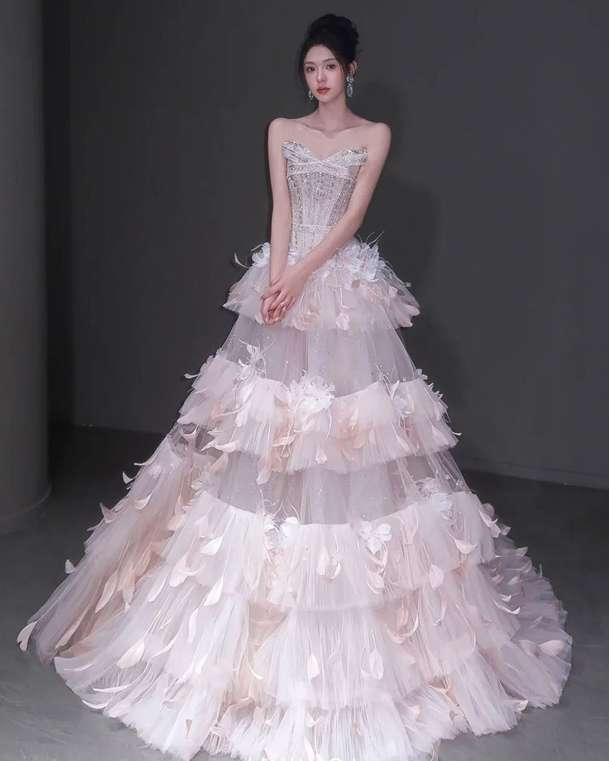 Romantic Wedding Dresses Sweetheart Sleeveless Rhinestone A Line Bridal Gowns Sweep Train Customized Vestidos De Novia