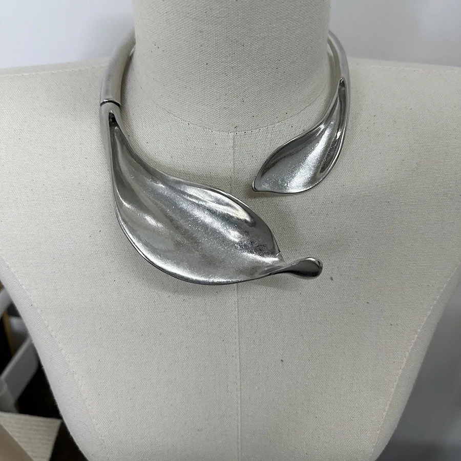 HUANZHI Heavy Exaggerated Metal Leaf Flower Chunky Necklace for Women Girls Metal Choker Fashion Torques Jewelry Gifts 250716