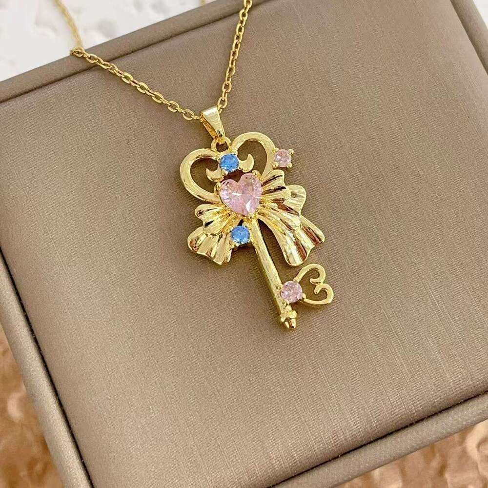 2024 New Heart Fireworks Key Necklace Pendant Niche High-End Sense Light Style High Appearance Collarbone Chain Versatile Da7