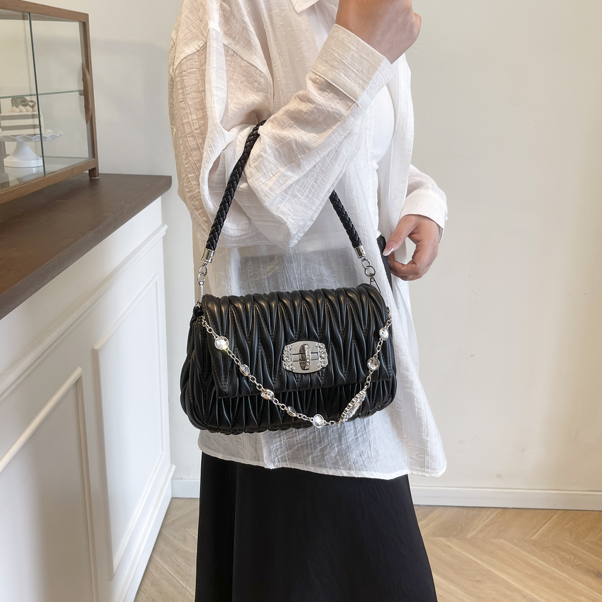 New arrival! Classic and stylish stitched shoulder crossbody bag, a large-capacity versatile handbag for ladies
