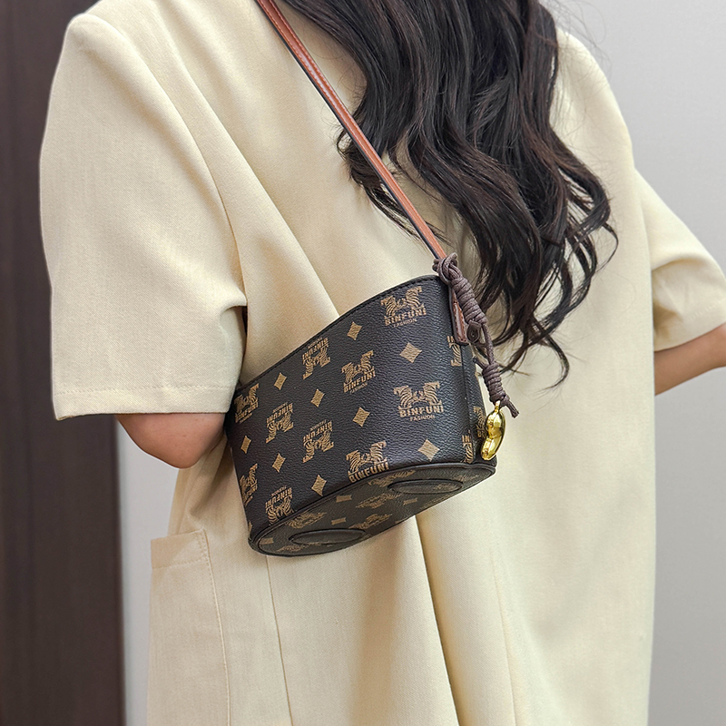 New arrival! Classic and stylish shoulder crossbody bag, a simple, versatile bucket bag, a small women's bag and phone bag