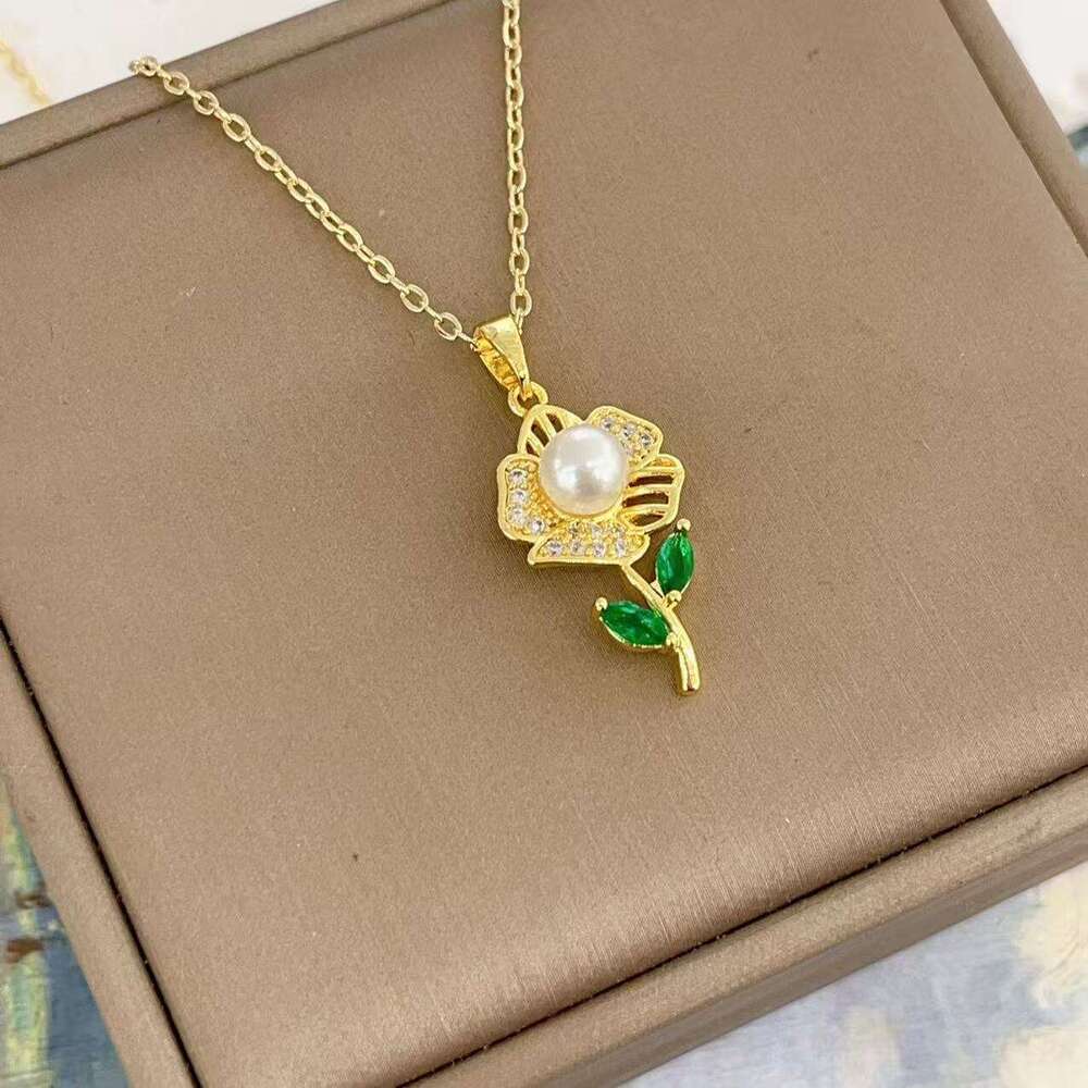 Titanium Steel Necklace For Women Copper Gold Plated Zircon Inlaid Suower Pendant Niche Design Elegant High-End Accessory 98E