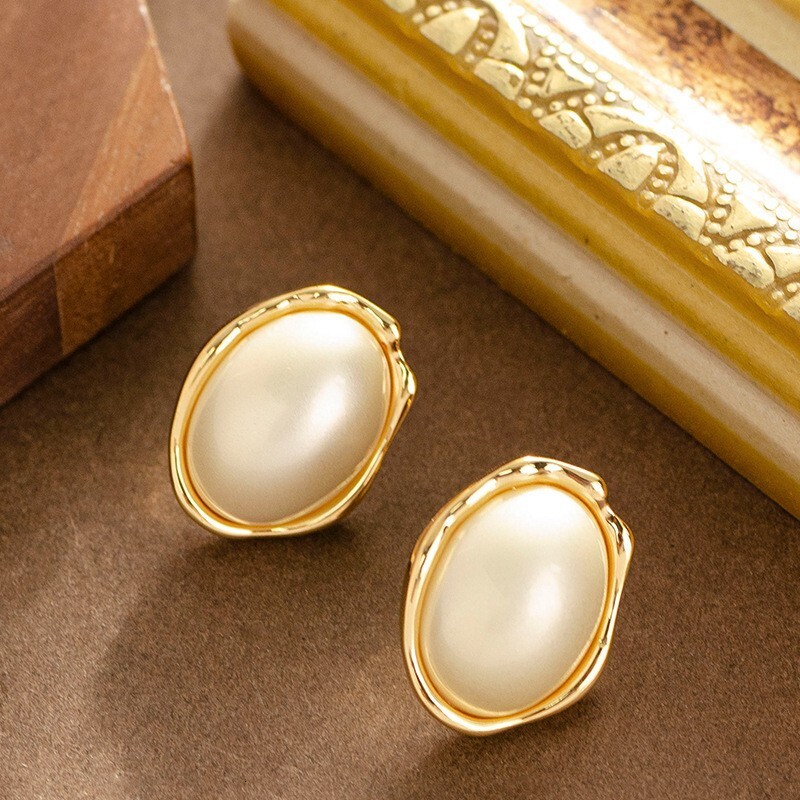 Fashion Melard Style Oval Pearl Stud Earrings for Women High-end Light Exquisite Sier Needle Ear Jewelry