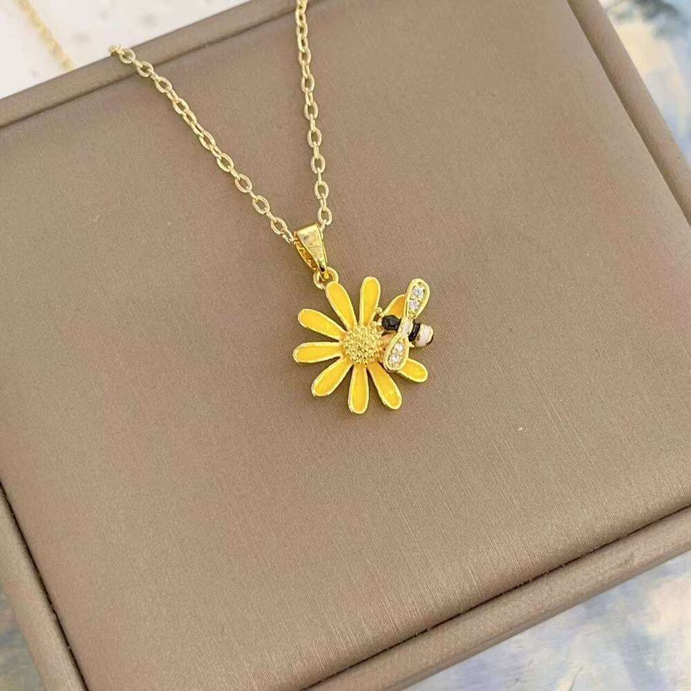Fashion Fairy Forest Style Minimalist Daisy Flower Korean And Japanese New Niche Design Enamel Bee Floral Necklace 010