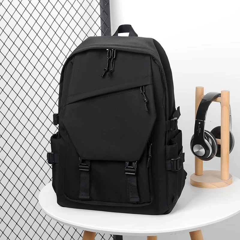 Simple solid color backpack travel backpack plenty of storage space very suitable for commuting school work and going out. 250714