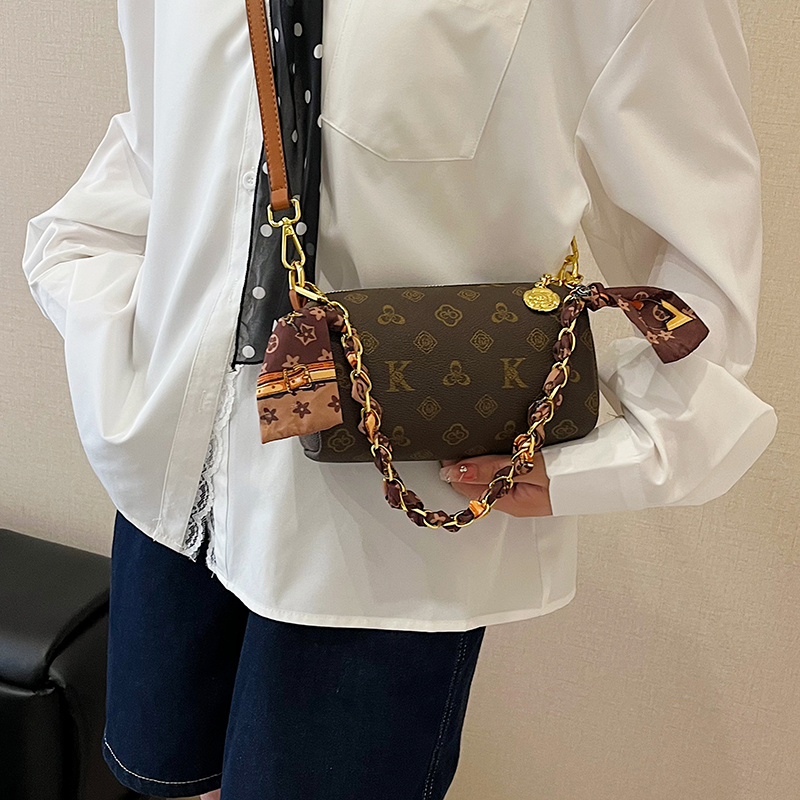New arrival! Classic and stylish printed shoulder crossbody bag, a commuting chain phone bag, simple and versatile pen holder bag