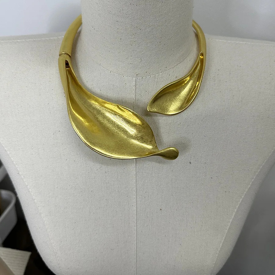 HUANZHI Heavy Exaggerated Metal Leaf Flower Chunky Necklace for Women Girls Metal Choker Fashion Torques Jewelry Gifts 250716