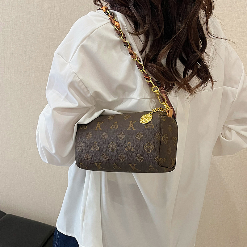 New arrival! Classic and stylish printed shoulder crossbody bag, a commuting chain phone bag, simple and versatile pen holder bag