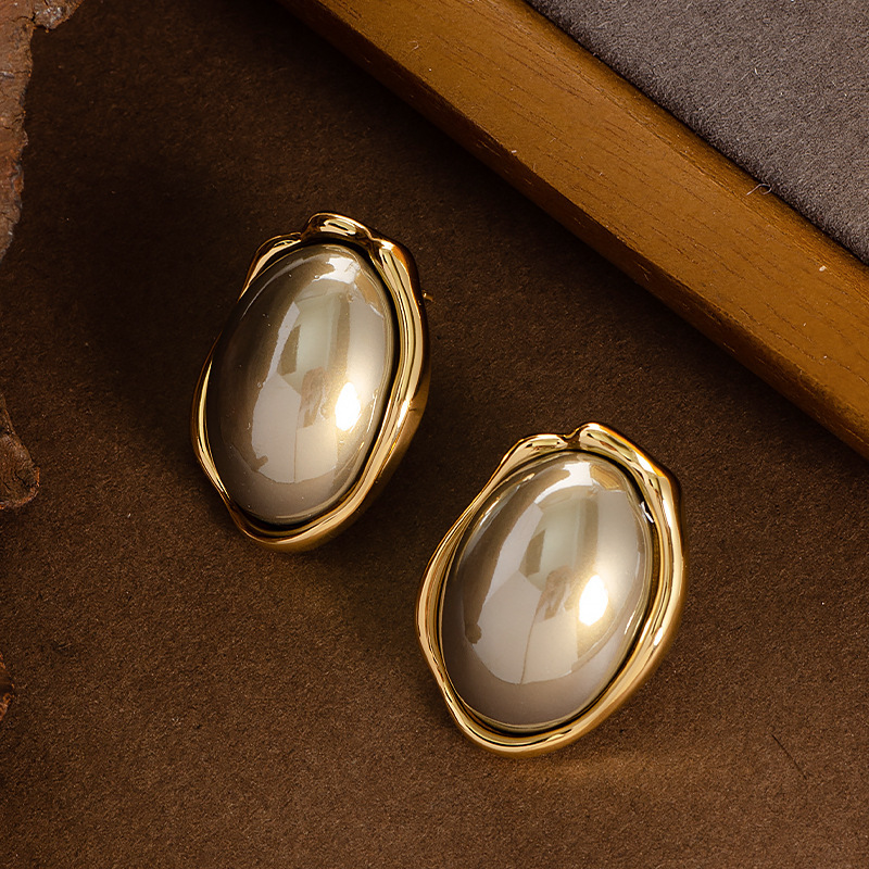 Fashion Melard Style Oval Pearl Stud Earrings for Women High-end Light Exquisite Sier Needle Ear Jewelry