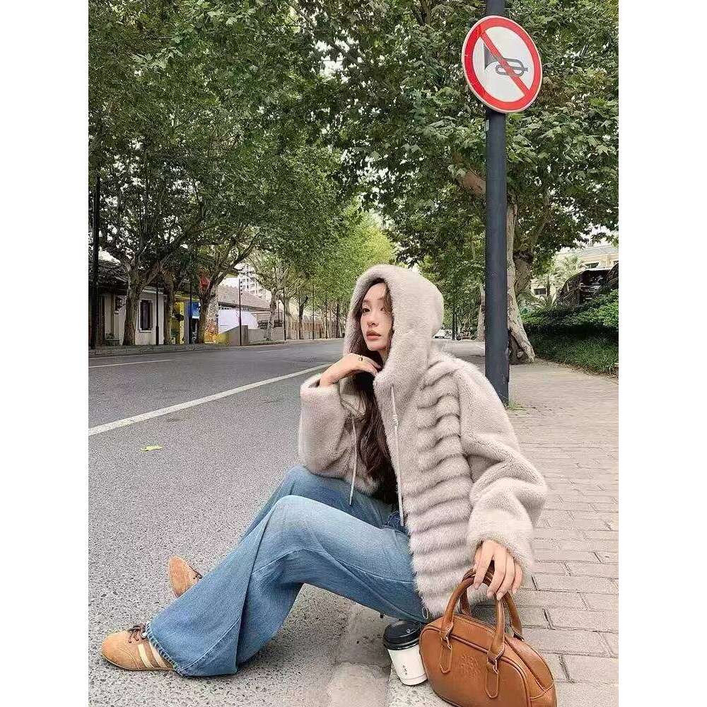 Designer Clothing Autumn Winter New Warm Mink Fur Women Eco-Fur Jacket Hooded Zipper High-End Brand Long Sleeve Loose Short Coat Design Top Fashion