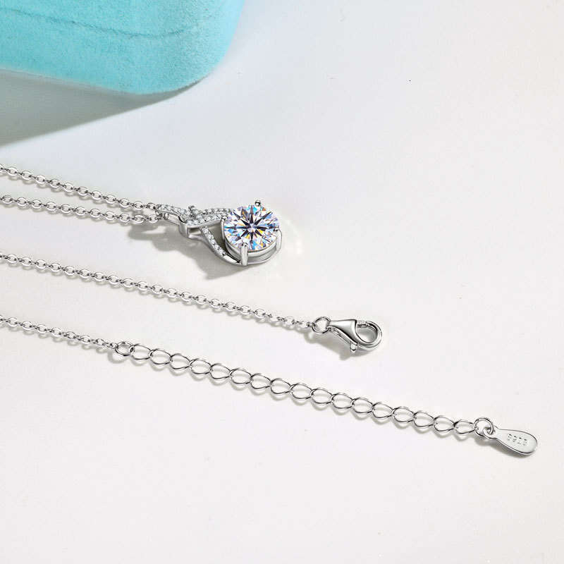 Live Knot Twist Pendant Women 2 fashion Moissanite Elegant Versatile Sterling Sier Clavicle Chain Cde