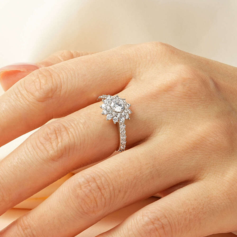 Icy Snowflake Fashion Commuting Classic Live Imitation Moissanite Ring Personality Versatile 919