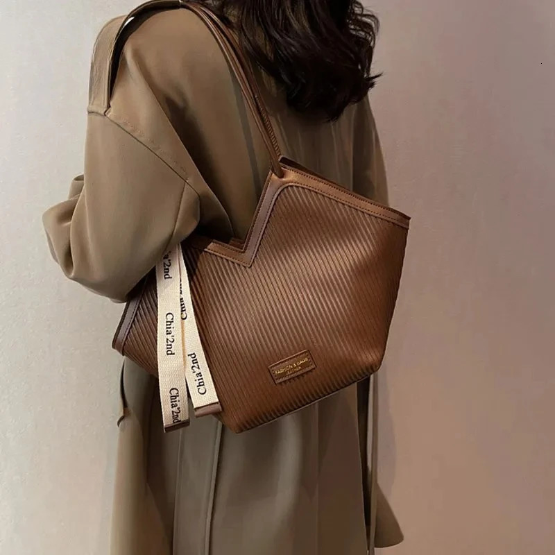 Womens Handbag Shoulder Bag Fashionable Womens Large Capacity Heartshaped Handbag 250717