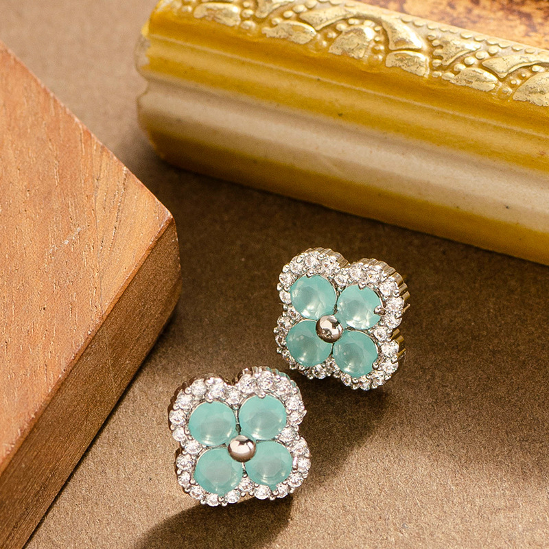 Korean Version Super Fairy Sweet Jelly Color Full Dia Zircon Four-Leaf Clover Suower Earrings for Women Sparkling Versatile Sier Needle Ear Jewelry