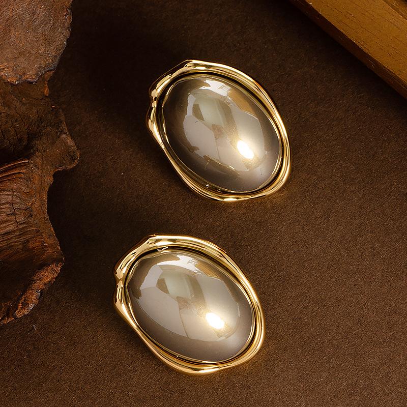 Fashion Melard Style Oval Pearl Stud Earrings for Women High-end Light Exquisite Sier Needle Ear Jewelry