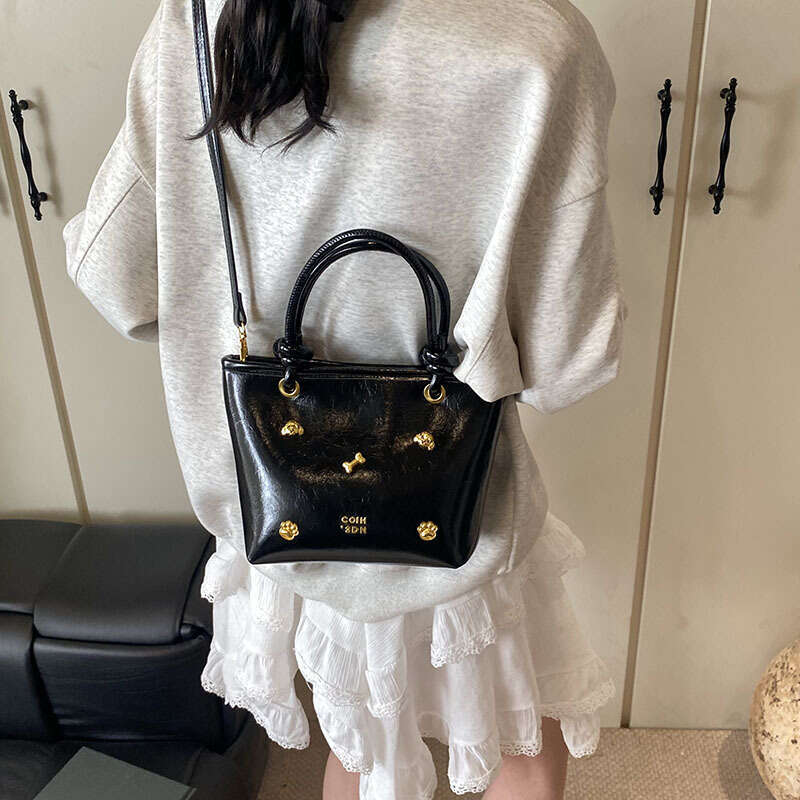 Simple and Stylish Handheld Bucket for Women 2025 New Fashion Versatile Crossbody Commuter Single Shoulder Small Tote Bag