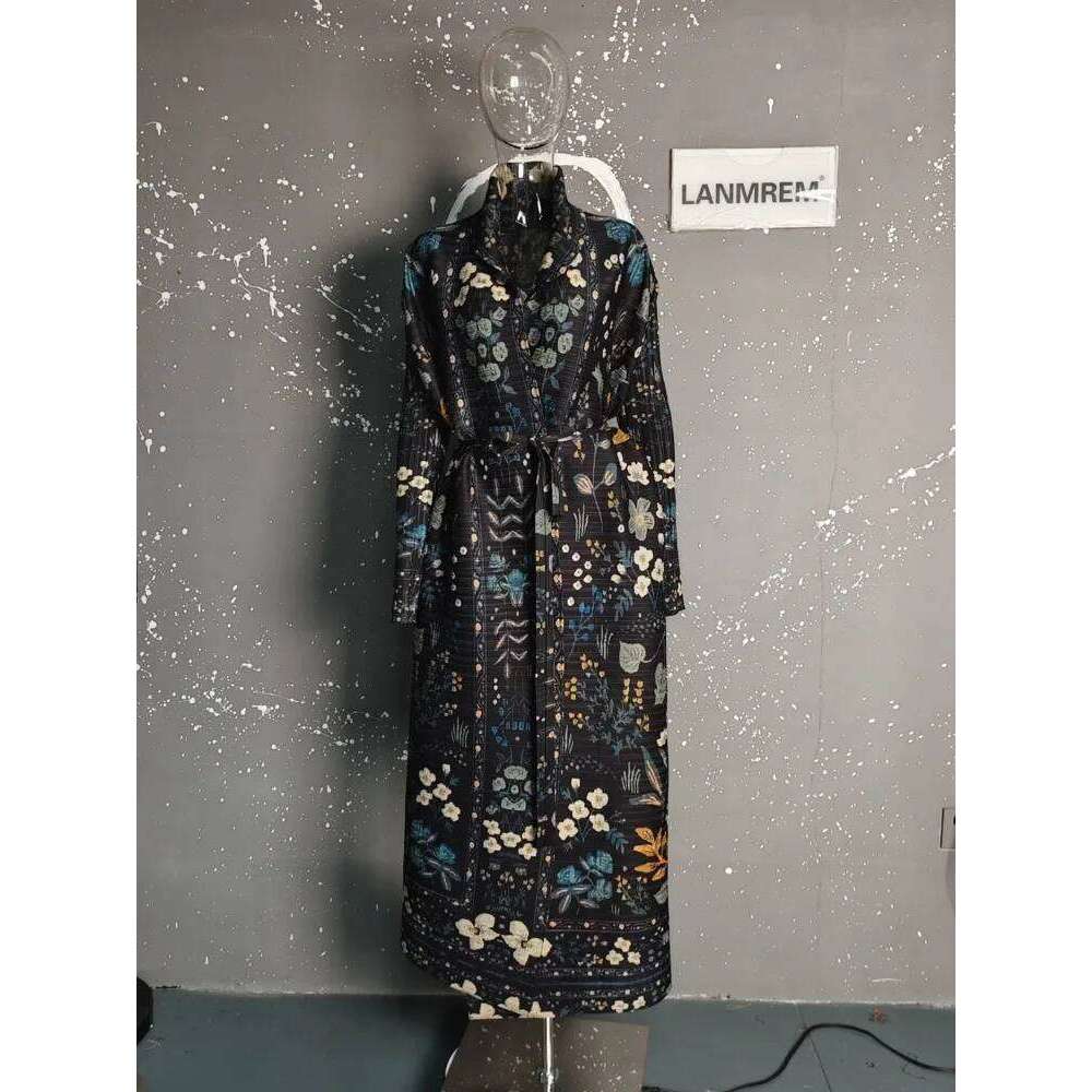 LANMREM Fashion Designer Print Pleated Windbreaker Women Loose Belt Gathered Waist Contrast Color Long Coat 2024 New 32C984