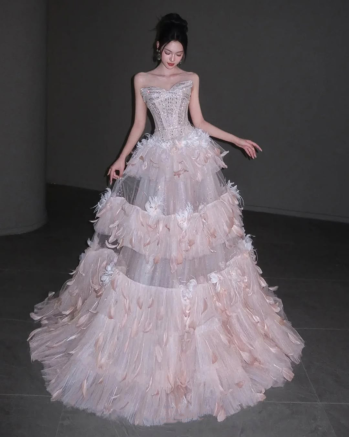 Romantic Wedding Dresses Sweetheart Sleeveless Rhinestone A Line Bridal Gowns Sweep Train Customized Vestidos De Novia