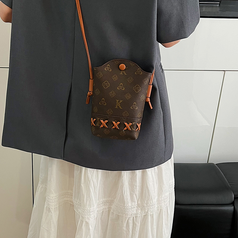 New arrival! Luxury and stylish shoulder crossbody bag, simple and versatile bucket bag, niche large-capacity phone bag for women