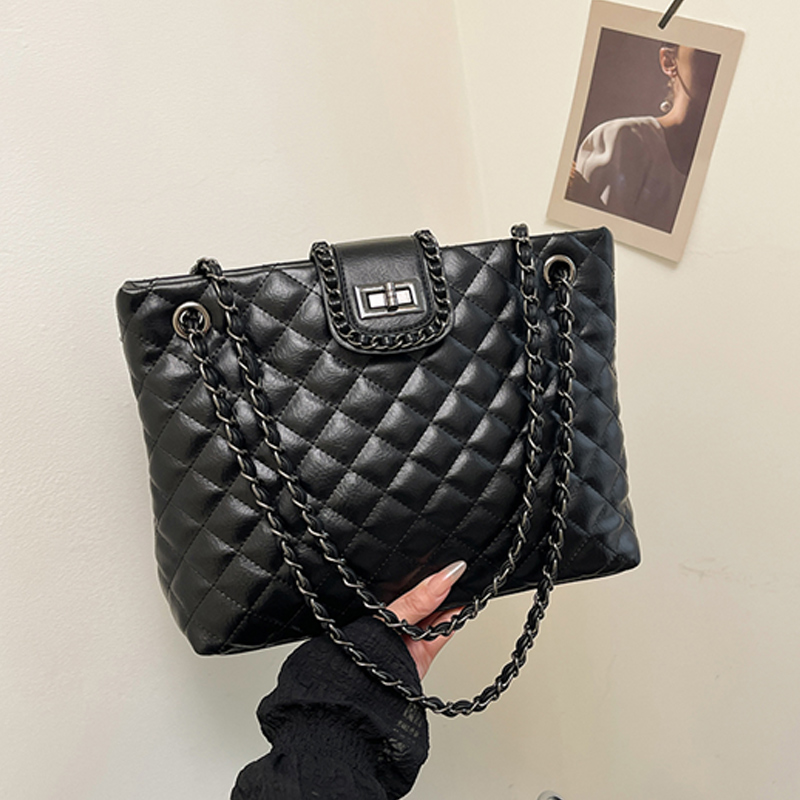 New arrival! Stylish and versatile quilted stitched shoulder crossbody bag, a large-capacity chain tote bag for women