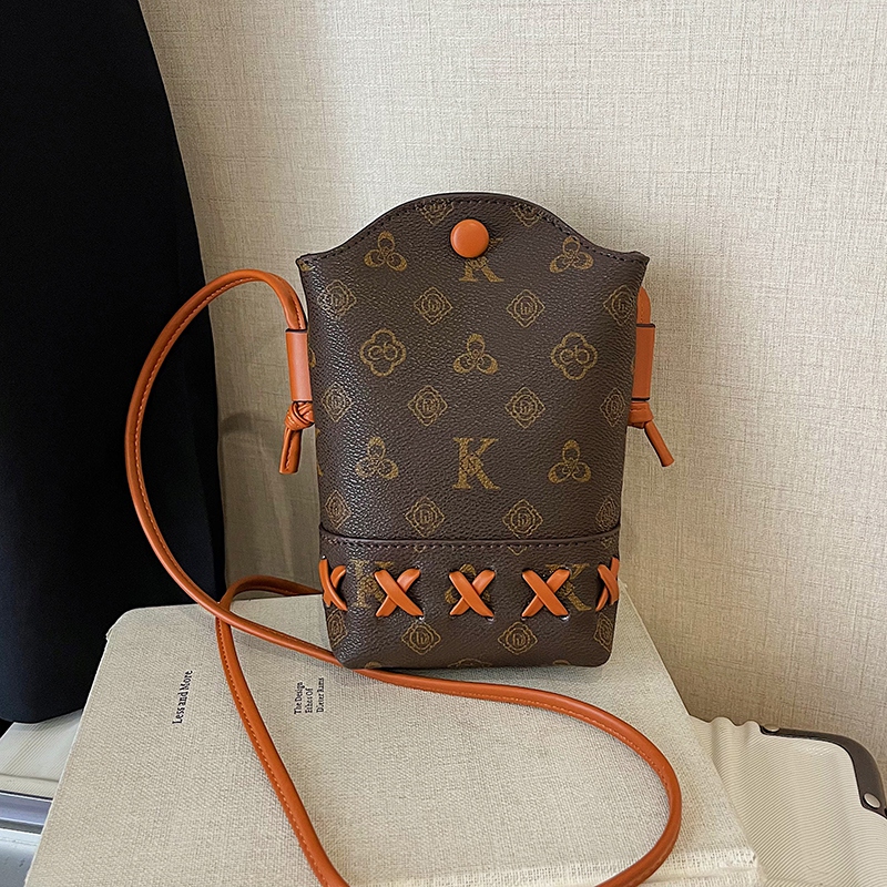 New arrival! Luxury and stylish shoulder crossbody bag, simple and versatile bucket bag, niche large-capacity phone bag for women