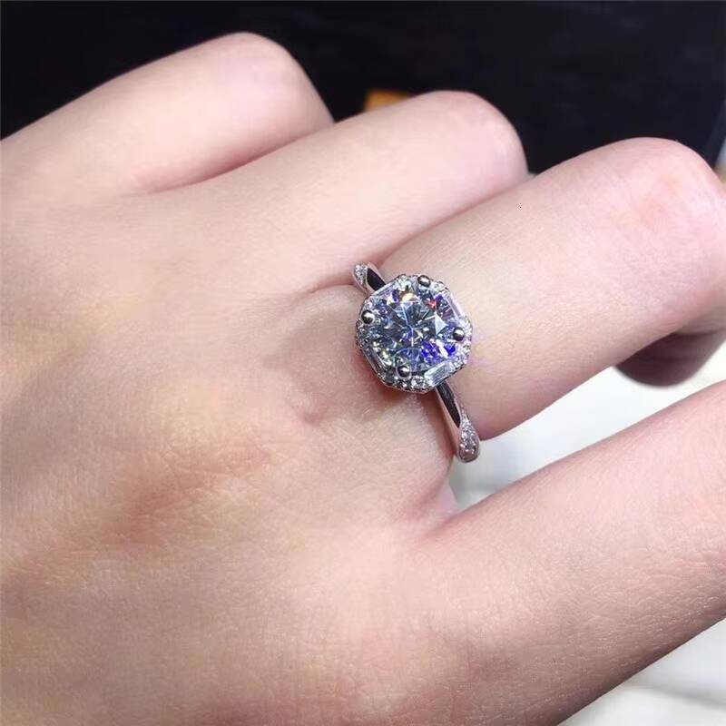 Mossam 18K White Gold Moissanite Ring for Gentlemen and Ladies Fashion Diamond Engagement Ring for Male and Female