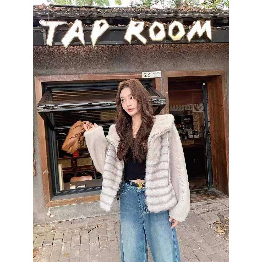 Designer Clothing Autumn Winter New Warm Mink Fur Women Eco-Fur Jacket Hooded Zipper High-End Brand Long Sleeve Loose Short Coat Design Top Fashion