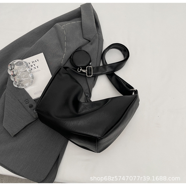 2025 Summer new large capacity women's shoulder bag women's soft leather armpit bag new niche design casual dumpling bag new designer bag