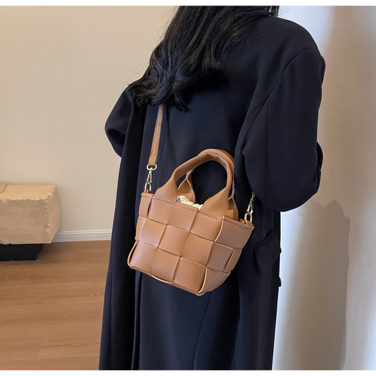 Top quality Brand High Quality New Style Free Delivery Designer New Fashion Style Woven Unique Design Shoulder Retro Crossbody Handbag New Free Delive