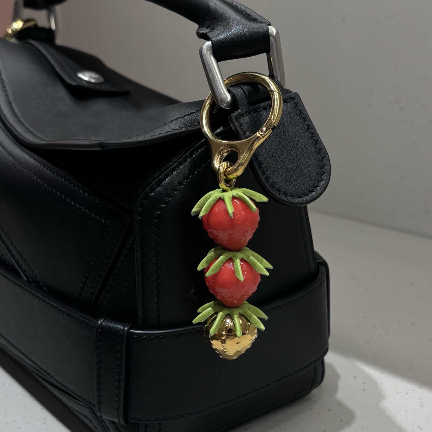 Designer Bag Charm Strawberry Keychain Tulip Bag Charms for Women Men Purse Charms Keychain Wallet Lanyards Key Chains Mens Key Holder Keyrings Green Accessories