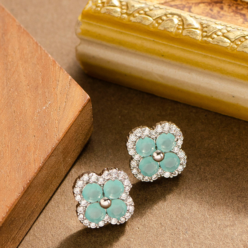 Korean Version Super Fairy Sweet Jelly Color Full Dia Zircon Four-Leaf Clover Suower Earrings for Women Sparkling Versatile Sier Needle Ear Jewelry