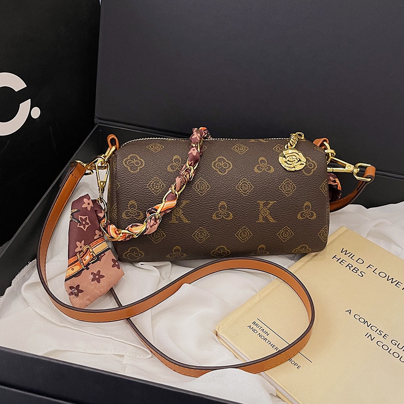 New arrival! Classic and stylish printed shoulder crossbody bag, a commuting chain phone bag, simple and versatile pen holder bag